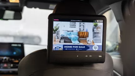 Revoluce v reklamě v českých ulicích: AdsGo přináší do taxi novou televizní síť
