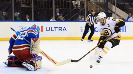 Pastrňák přihrál na tři góly a má v NHL 900 bodů, Boston ale s Rangers prohrál