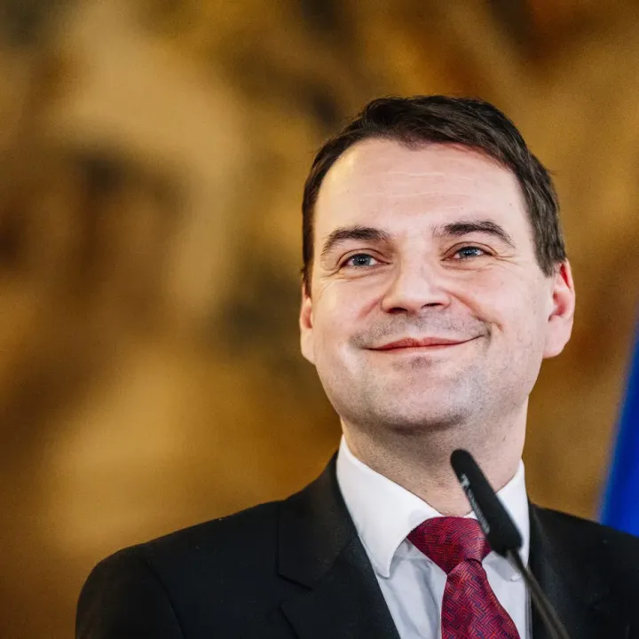 Macinka dle serverů zavedl mírnější pravidla cest ruských diplomatů