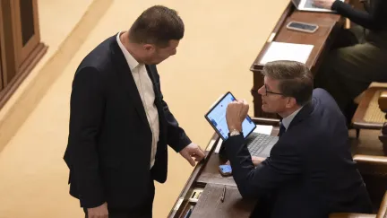 Sněmovna před půlnocí přerušila jednání o nedůvěře vládě, obnoví jej ve středu