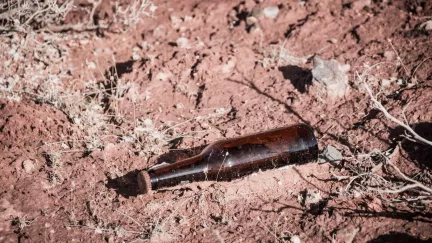 Našli zapečetěnou láhev z Divokého západu. Obsah odborníky upřímně šokoval