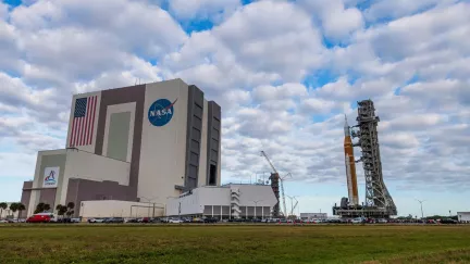 Měsíc musí počkat. Průlomový let astronautů NASA se odkládá