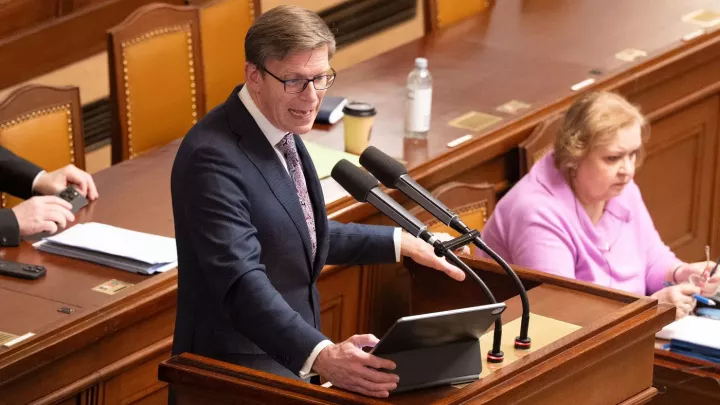 Vládní návrh rozpočtu je neodpovědný a porušuje zákon, shodli se Kupka a Rakušan