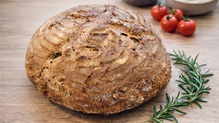 Domácí kváskový chléb s cibulí: Stačí krajíc a do obchodu už nepůjdete