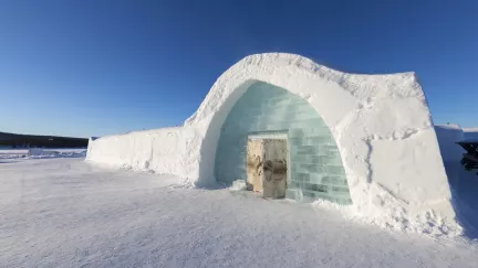 Do ledového hotelu jezdí lidé z celého světa. Je stylový, krásný a v Evropě