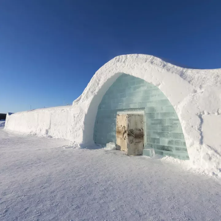 Do ledového hotelu jezdí lidé z celého světa. Je stylový, krásný a v Evropě
