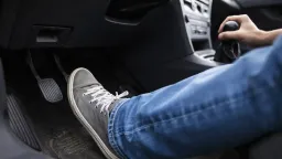 Tenhle zlozvyk českých řidičů ničí auto i nervy spolujezdců. Možná ho děláte taky