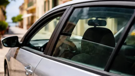 Nechali jste škvírku v okně? Může vás to stát víc než celá nádrž benzínu