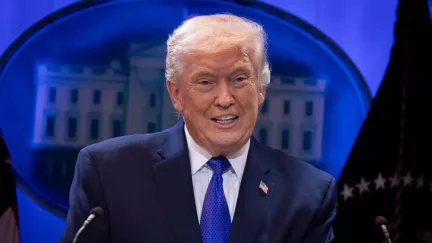 Trump podepsal nové desetiprocentní clo, v platnost by mělo vstoupit v úterý