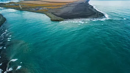 Diamantová pláž láká návštěvníky svou krásou, od nás tam můžete být za pár hodin