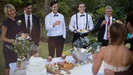 Zaplať si vlastní jídlo, nebo nechoď. Svatební pozvánka rozpoutala bouři