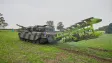 K čemu traktor? Nadšenec oral pole bitevním tankem, lidé nevěřili svým očím