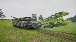K čemu traktor? Nadšenec oral pole bitevním tankem, lidé nevěřili svým očím