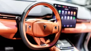 Čína představila elektromobil, který strčí diesel do kapsy