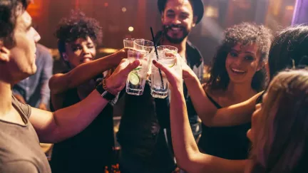 Proč lidé hromadně přestávají pít a co jim to přináší