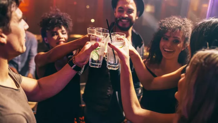 Proč lidé hromadně přestávají pít a co jim to přináší