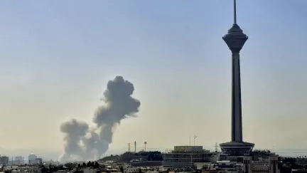 Čeští politici schvalují údery na Írán, MZV varuje před cestami do regionu