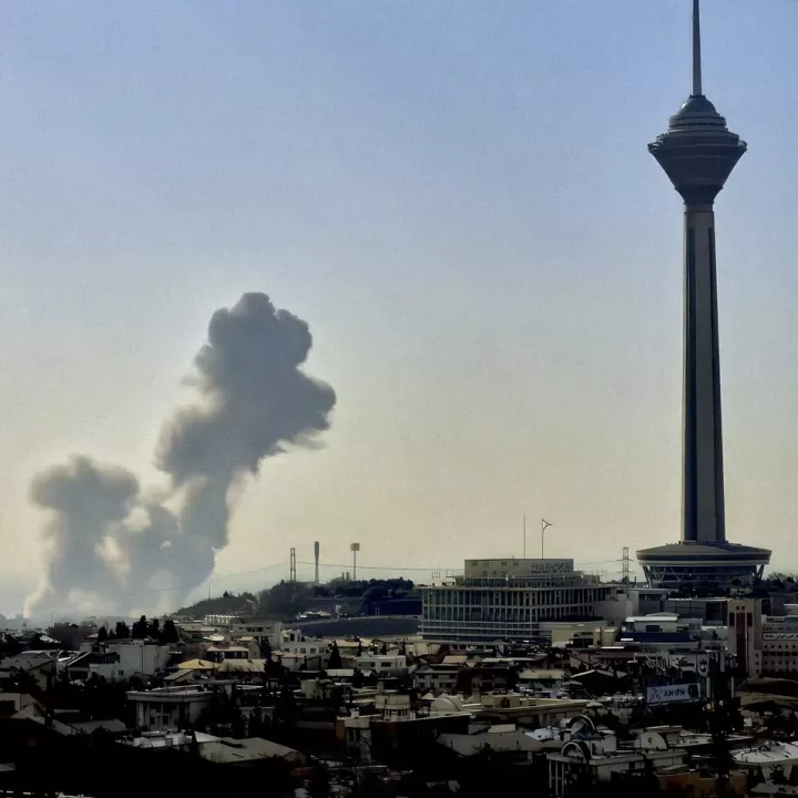 Čeští politici schvalují údery na Írán, MZV varuje před cestami do regionu