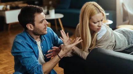 Partner nesplnil důležitý slib, tak ho zažalovala. "Hulvátství není trestné," vzkázala soudkyně