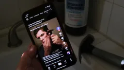 Kladivem si "vytvoří" ostřejší lícní kosti. Šokující trend mladých mužů děsí internet