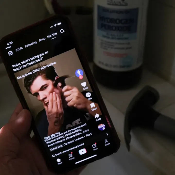 Kladivem si "vytvoří" ostřejší lícní kosti. Šokující trend mladých mužů děsí internet