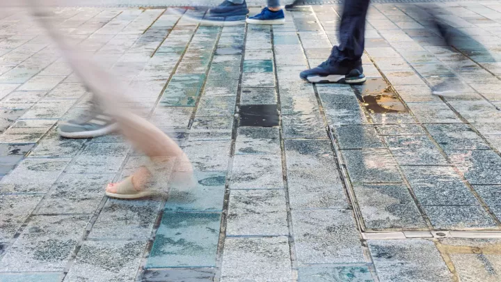 Chodníky budoucnosti mohou napájet celá města, každý krok vytváří elektřinu