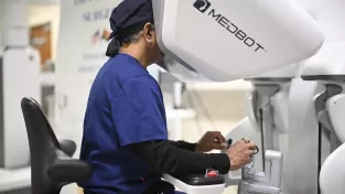 Jako ze sci-fi: Lékař operoval pacienta na dálku přes celou Evropu