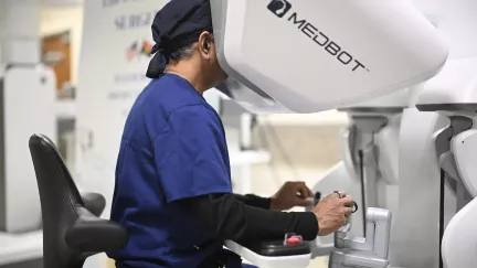 Jako ze sci-fi: Lékař operoval pacienta na dálku přes celou Evropu