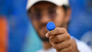 Obří Mona Lisa z odpadu šokuje svět. Na mural padlo 100 tisíc plastových víček