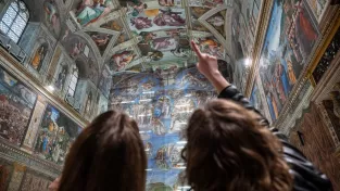 Šok ve Vatikánu: Michelangelovu fresku poškozují turisté nečekaným způsobem