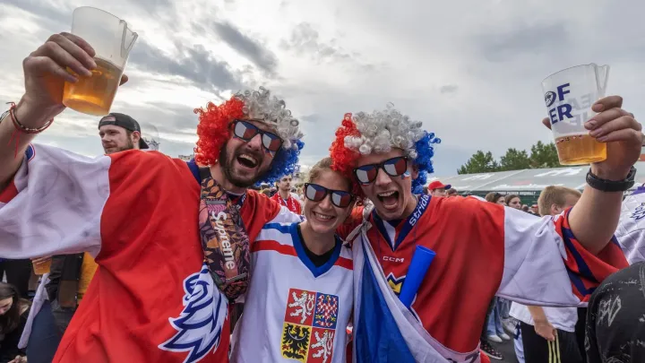 Asi polovina Čechů věří, že malé množství alkoholu je zdraví prospěšné, ukázal výzkum.