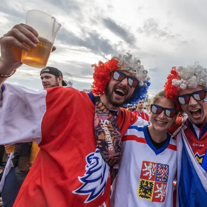 Asi polovina Čechů věří, že malé množství alkoholu je zdraví prospěšné, ukázal výzkum.