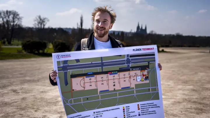 Demonstraci na Letné s názvem Nenecháme si ukrást budoucnost dnes organizuje Milion chvilek