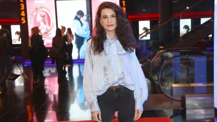 Moderátorka nahé seznamky se zase svlékla! Tentokrát rovnou na ulici