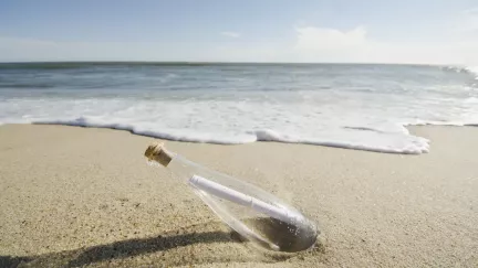 Našla láhev na pláži. To, co bylo uvnitř, jí změnilo život navždy