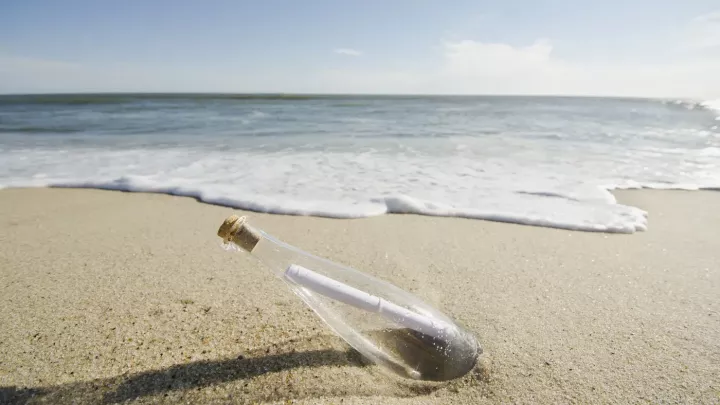 Našla láhev na pláži. To, co bylo uvnitř, jí změnilo život navždy
