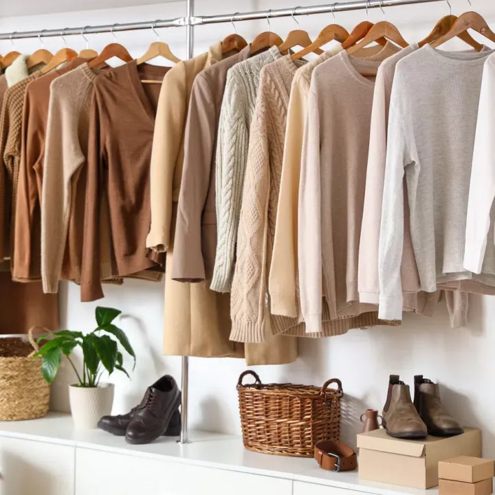 Tajemství stylových lidí: Co je kapsulový šatník a proč vám ušetří peníze