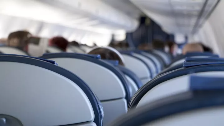 Nová pravidla aerolinky šokují cestující, argumentuje bezpečností, ale jde možná o vydírání