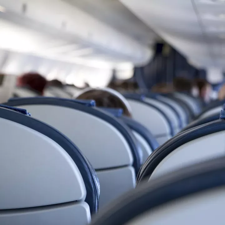 Nová pravidla aerolinky šokují cestující, argumentuje bezpečností, ale jde možná o vydírání