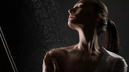 Temná sprcha: zvláštní trend, který si lidé nemůžou vynachválit