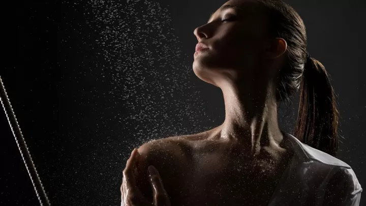 Temná sprcha: zvláštní trend, který si lidé nemůžou vynachválit