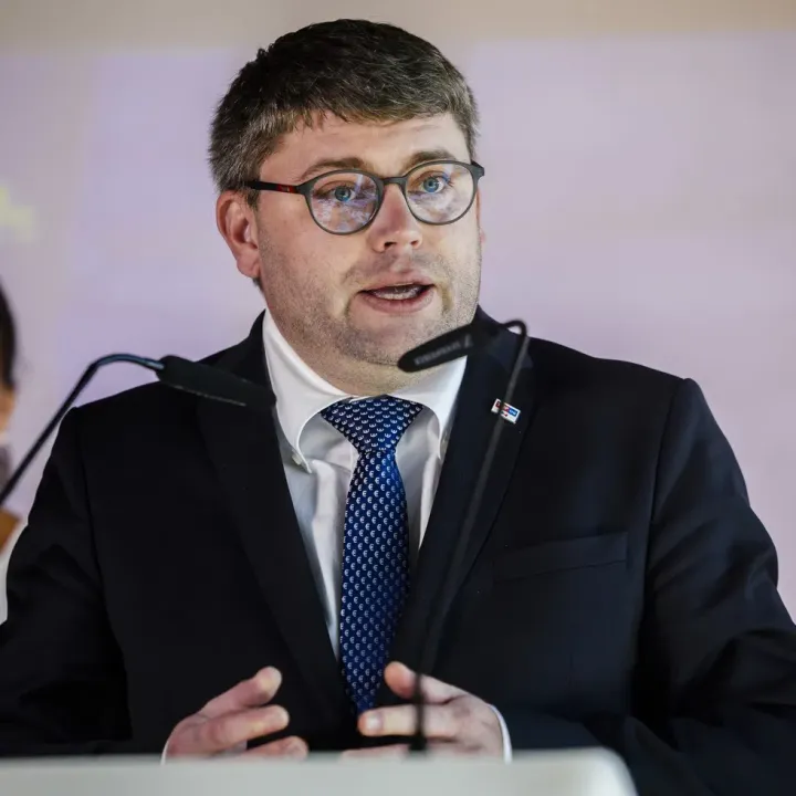 Opozice kritizuje opatření proti růstu cen benzinu i způsob projednávání zákona