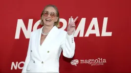 Stačila jedna barva navíc: Sharon Stone ukázala módní trik, který vás omladí