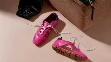 Stačí jen 3 páry bot: Tyto trendy modely v roce 2026 okamžitě omladí každý outfit a ubírají roky