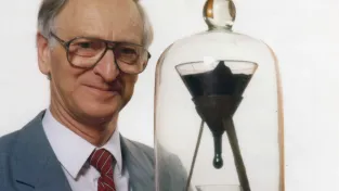 Nejdelší experiment světa běží už 100 let. Vědec čekal na výsledek celý život, zmeškal ho o pět minut