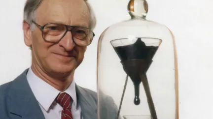 Nejdelší experiment světa běží už 100 let. Vědec čekal na výsledek celý život, zmeškal ho o pět minut