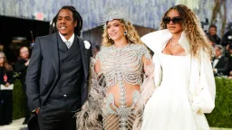 Letošní Met Gala vzdalo hold kostýmnímu výtvarnictví, doprovázely ho protesty