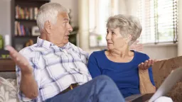 Na mladé tu nesmíte ani promluvit! Podniky zavedly zóny bez seniorů, nevpustí nikoho nad 60 let