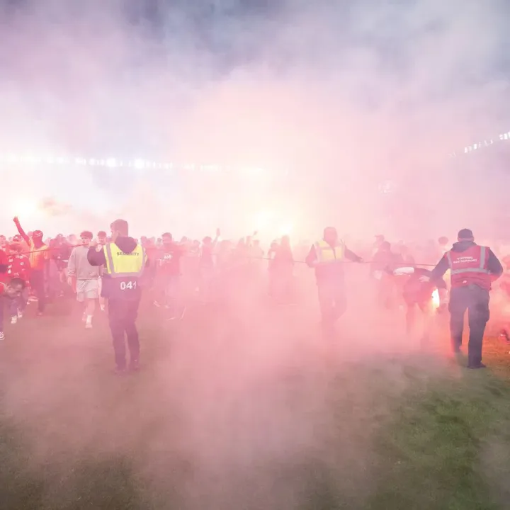 Fanoušci předčasným vběhnutím na hřiště ukončili derby Slavie se Spartou