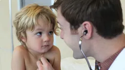 Německý dětský lékař čelí obžalobě ze 130 případů sexuálních trestných činů
